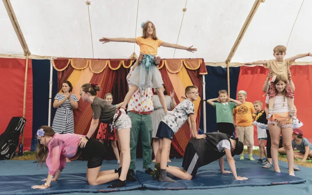 Velevážené publikum, račte dále! Do hospicu pro pozůstalé děti zavítal Cirkus Paciento