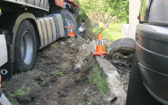 Nehody si vzaly dva životy. Kamion smetl osobní auto, dodávka narazila do stromu
