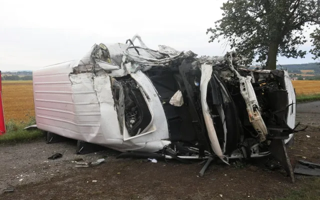 Nehody si vzaly dva životy. Kamion smetl osobní auto, dodávka narazila do stromu