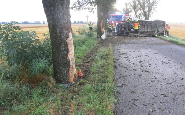 Nehody si vzaly dva životy. Kamion smetl osobní auto, dodávka narazila do stromu