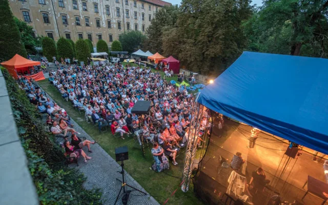 Dvoutýdenní divadelní festival proběhne v atraktivním prostředí parkánu Uměleckého centra Univerzity Palackého