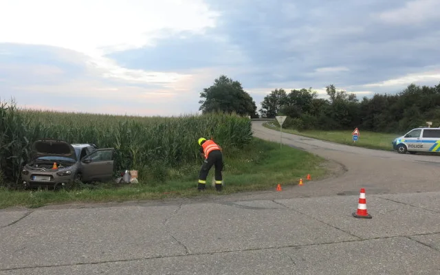 Autobus nedobrzdil, naboural auto před sebou a skončil v trávě. Cestující zranění nebyli