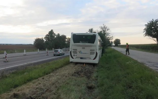 Autobus nedobrzdil, naboural auto před sebou a skončil v trávě. Cestující zranění nebyli