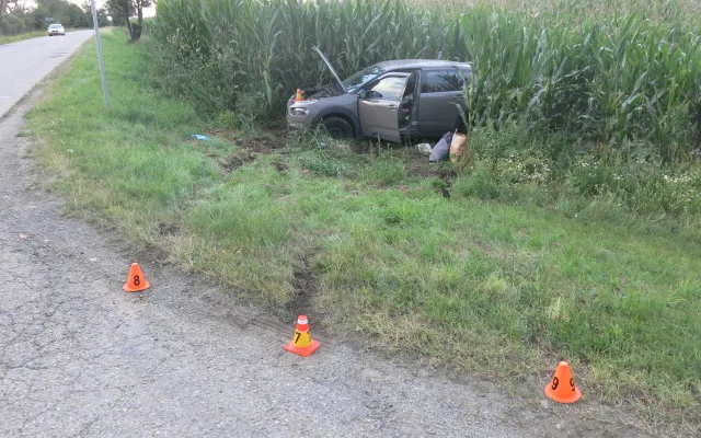 Autobus nedobrzdil, naboural auto před sebou a skončil v trávě. Cestující zranění nebyli