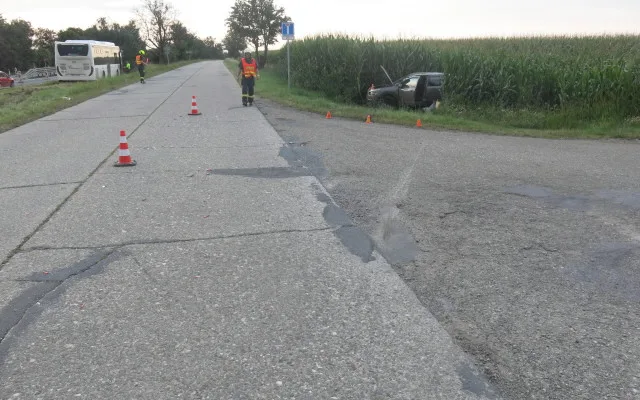 Autobus nedobrzdil, naboural auto před sebou a skončil v trávě. Cestující zranění nebyli
