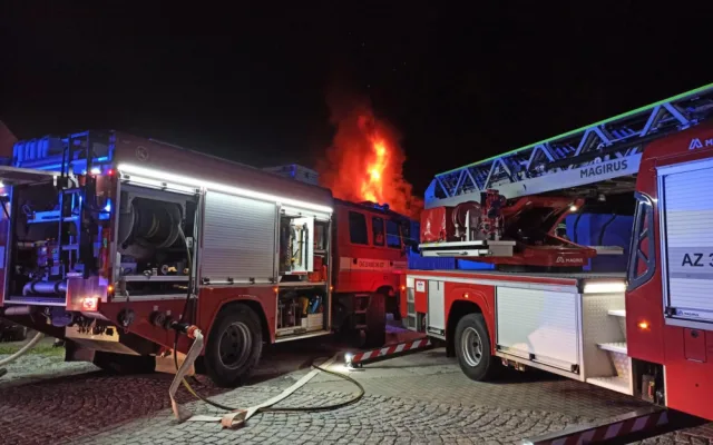 Hasiči v noci likvidovali požár dvou hal v Jeseníku. Škoda je do milionu korun