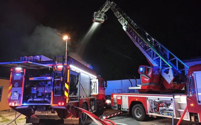 Hasiči v noci likvidovali požár dvou hal v Jeseníku. Škoda je do milionu korun