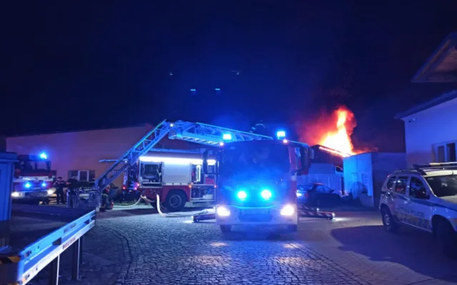 Hasiči v noci likvidovali požár dvou hal v Jeseníku. Škoda je do milionu korun