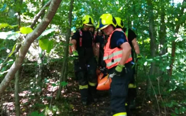 Žena si zranila nohu na vrcholu skály. Hasiči ji museli snést po strmé a úzké stezce