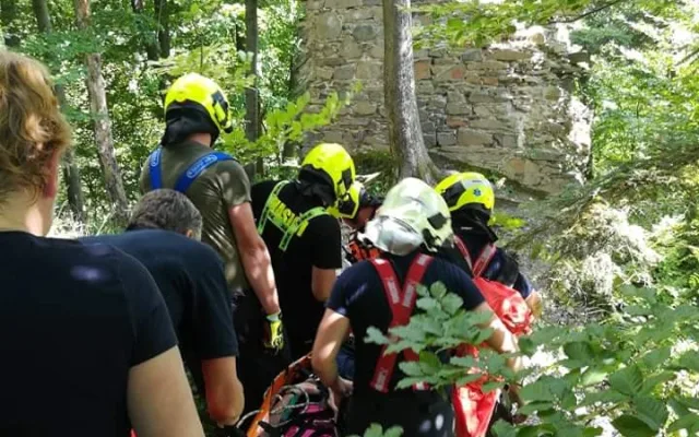 Žena si zranila nohu na vrcholu skály. Hasiči ji museli snést po strmé a úzké stezce