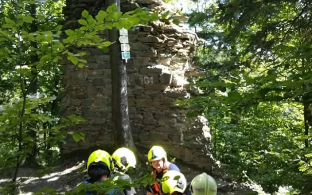Žena si zranila nohu na vrcholu skály. Hasiči ji museli snést po strmé a úzké stezce