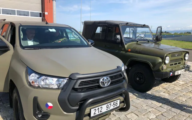 Vojáci si ve Štěpánově převzali první terénní Toyoty Hilux. Nahradí muzejní vozy UAZ