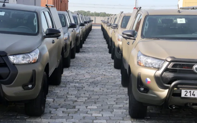 Vojáci si ve Štěpánově převzali první terénní Toyoty Hilux. Nahradí muzejní vozy UAZ