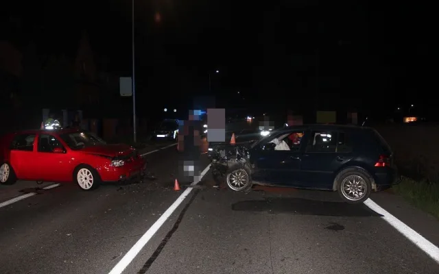 Při noční nehodě automobilů v Olomouci lékaři odvezli do nemocnice tři děti