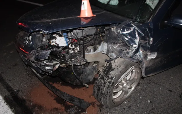 Při noční nehodě automobilů v Olomouci lékaři odvezli do nemocnice tři děti