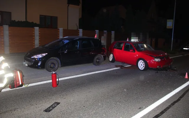 Při noční nehodě automobilů v Olomouci lékaři odvezli do nemocnice tři děti