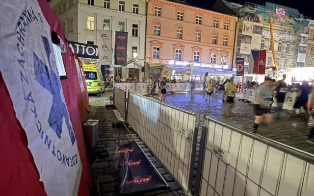 Záchranáři byli připraveni pomoct běžcům na trase i u cíle jednadvacetikilometrového závodu