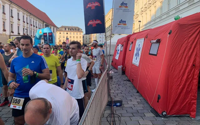 Záchranáři byli připraveni pomoct běžcům na trase i u cíle jednadvacetikilometrového závodu