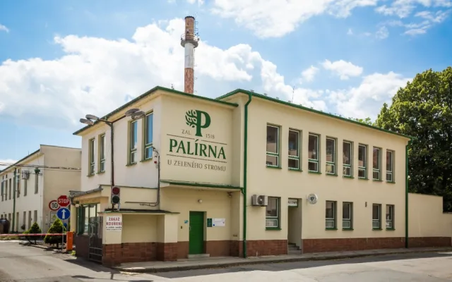 Sudy plné destilátů, exkurze sklepení nebo degustace. To vše nabízí Palírna U Zeleného stromu