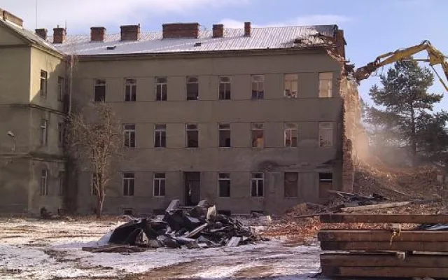 Jezdecká kasárna padla před pěti lety. Místo je stále prázdné. Prostějované zde chtějí park