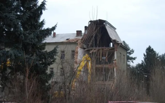Jezdecká kasárna padla před pěti lety. Místo je stále prázdné. Prostějované zde chtějí park