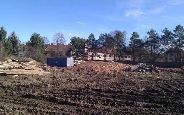 Jezdecká kasárna padla před pěti lety. Místo je stále prázdné. Prostějované zde chtějí park