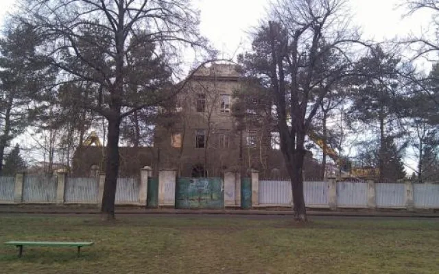 Jezdecká kasárna padla před pěti lety. Místo je stále prázdné. Prostějované zde chtějí park