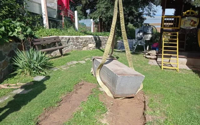 Spolek Hanácký Jeruzalém vyzvedl vzácný několikatunový náhrobek ze zahrady na Plumlově