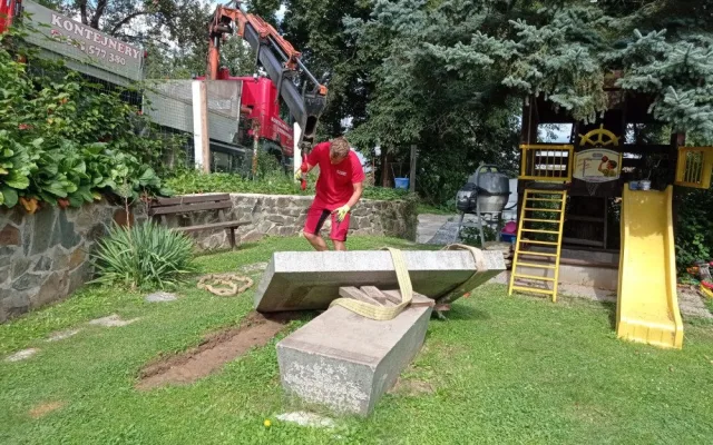 Spolek Hanácký Jeruzalém vyzvedl vzácný několikatunový náhrobek ze zahrady na Plumlově