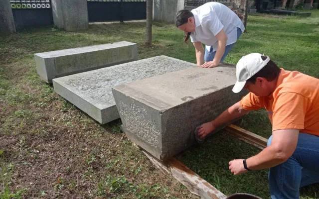 Spolek Hanácký Jeruzalém vyzvedl vzácný několikatunový náhrobek ze zahrady na Plumlově