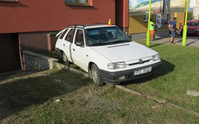 Řidič se rozkašlal a v Mostkovicích naboural dva zaparkované automobily