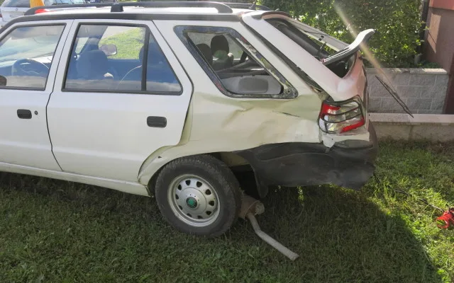 Řidič se rozkašlal a v Mostkovicích naboural dva zaparkované automobily