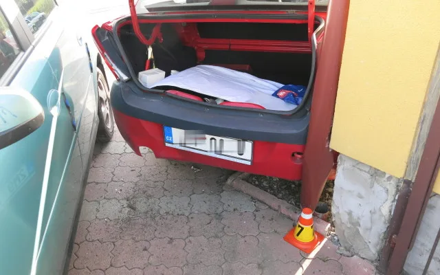 Řidič se rozkašlal a v Mostkovicích naboural dva zaparkované automobily
