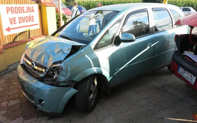 Řidič se rozkašlal a v Mostkovicích naboural dva zaparkované automobily
