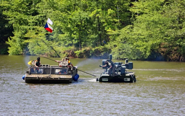 V Myslejovicích armáda procvičuje plavbu čtrnáctitunovými bojovými vozidly