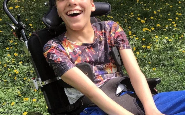 Pomůžete? Ondra, jehož chytrý mozek je kvůli přidušení uvězněn v neposlušném těle, potřebuje vozík