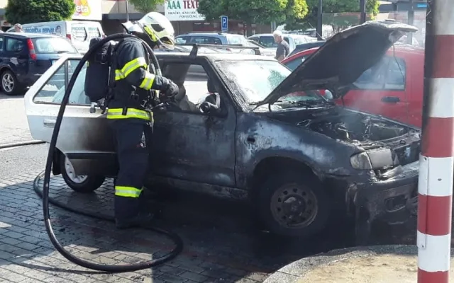 Hasiči likvidovali požáry aut na dálnici a u obchodního centra. Nabádají řidiče, aby v autě měli hasicí přístroj