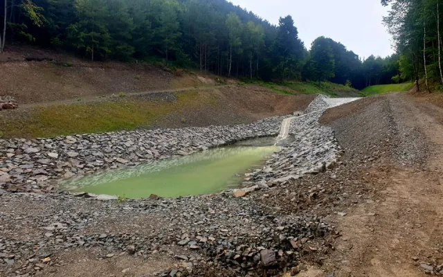 Ze studánky u Stražiska na Prostějovsku teče bílá voda. Může za to vápenec