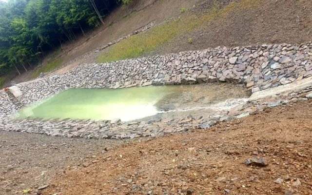 Ze studánky u Stražiska na Prostějovsku teče bílá voda. Může za to vápenec