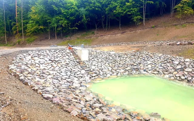 Ze studánky u Stražiska na Prostějovsku teče bílá voda. Může za to vápenec