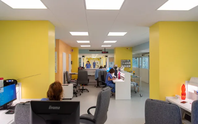 Přestavba druhého nadzemního podlaží Dětské kliniky na Jednotku intenzivní a resuscitační péče trvala necelý rok