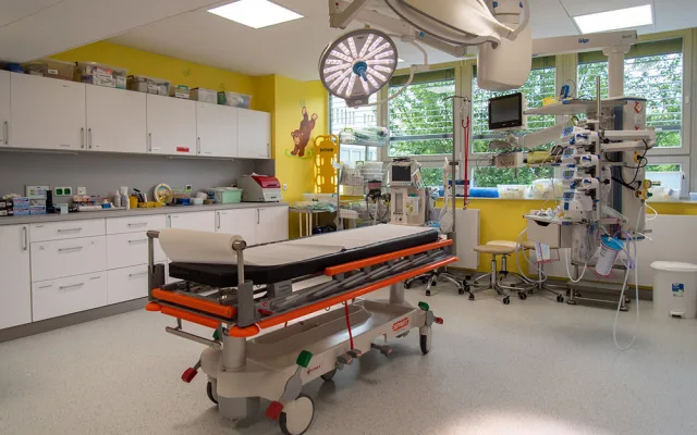 Přestavba druhého nadzemního podlaží Dětské kliniky na Jednotku intenzivní a resuscitační péče trvala necelý rok