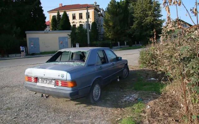 Neznámý pachatel poškodil dvě odstavená vozidla u nádraží v Hranicích