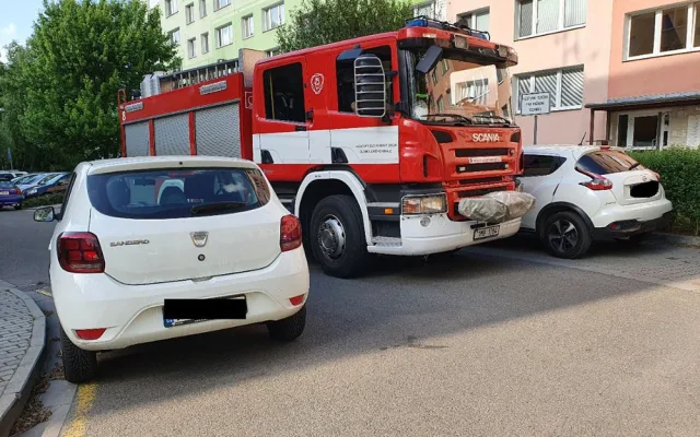 V případě potřeby zásahu už bývá na přeparkování zpravidla pozdě, varují hasiči
