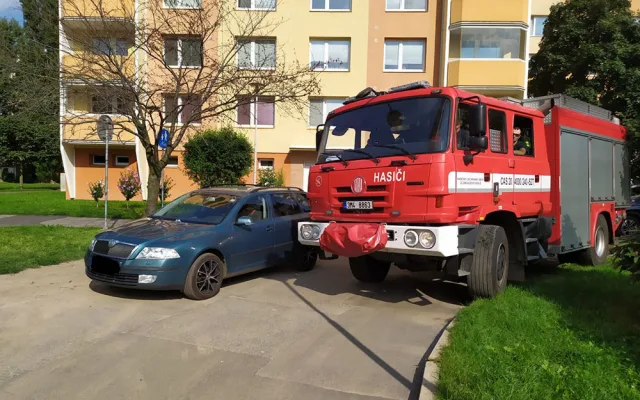 V případě potřeby zásahu už bývá na přeparkování zpravidla pozdě, varují hasiči