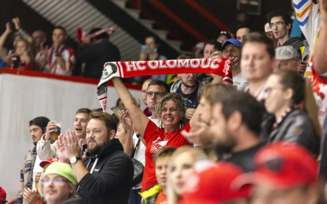 Fanoušci a fanynky Olomouce slavili po vítězné tečce Jana Knotka v prodloužení