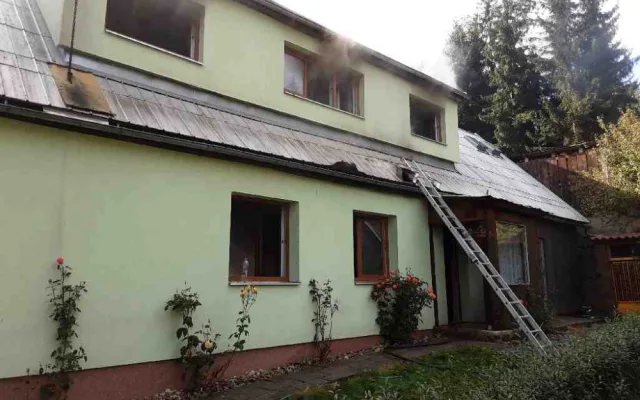 Při požáru rodinného domu v Bušíně na Šumpersku se zranil jeden člověk. Plameny hasilo pět jednotek