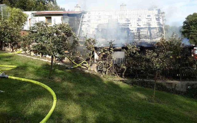 Při požáru rodinného domu v Bušíně na Šumpersku se zranil jeden člověk. Plameny hasilo pět jednotek