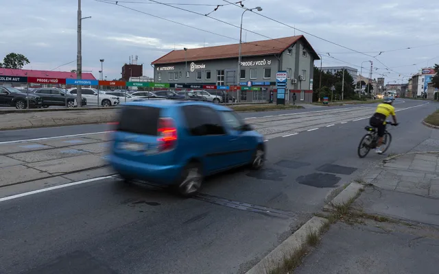 Bílé značení přejezdu pro cyklisty už na Hodolanské ulici u řeky Bystřice není