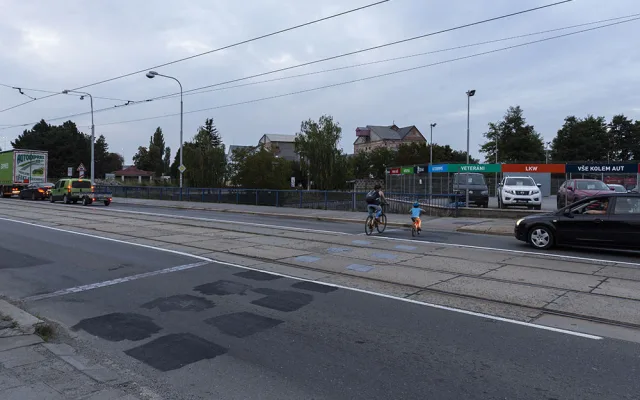 Bílé značení přejezdu pro cyklisty už na Hodolanské ulici u řeky Bystřice není